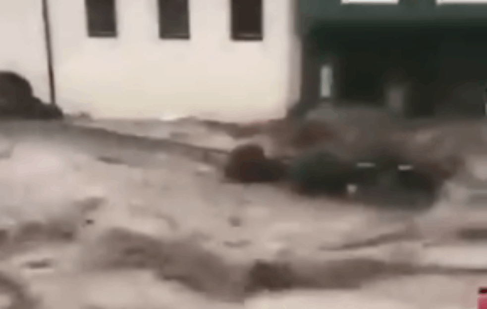 POSLE NEMAČKE POTOP I U AUSTRIJI: <span style='color:red;'><b>Vodena bujica</b></span> nosila AUTOMOBILE! (VIDEO) 